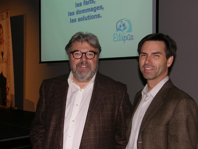 PB050009.JPG - Donald Cuccioletta, conférencier d'ouverture, et Pierre Côté, de la Fédération des enseignantes et enseignants du secondaire de  l'Ontario